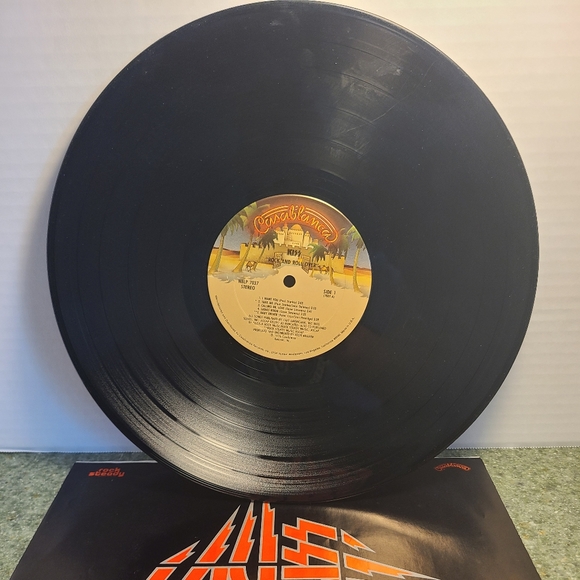 Kiss - Picture 3 of 3